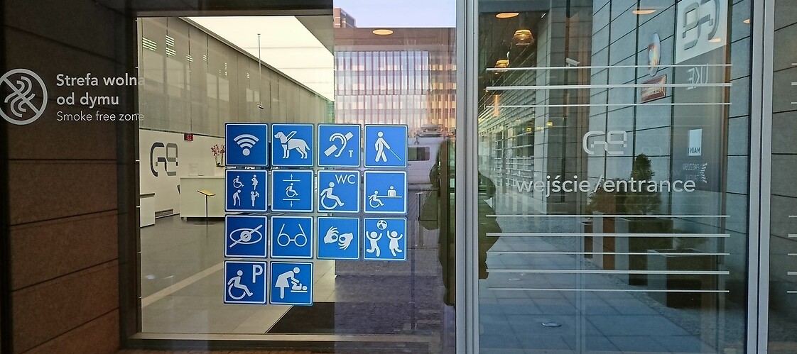 Drzwi wejściowe Centrali UKE z zamieszczonymi piktogramami