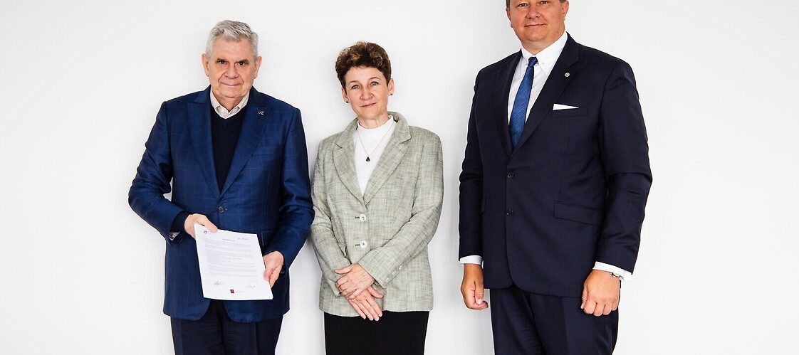 SMJI: Signing of the document recommending the awarding of a certificate to the SamKnows system