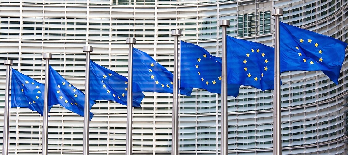 Flaga UE na tle budynku