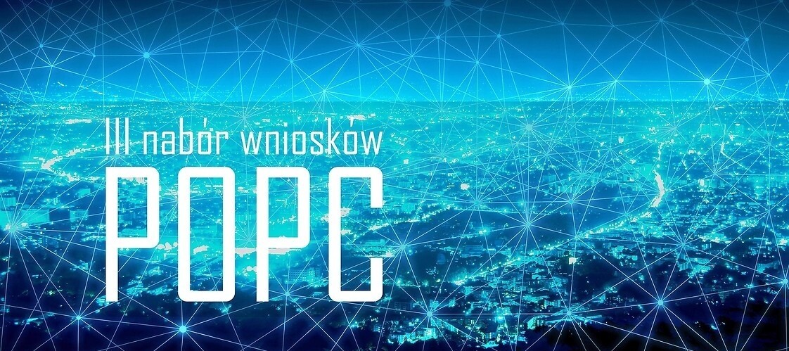 Grafika komputerowa przedstawiająca miasto z lotu ptaka, plus napis POPC Program Operacyjny Polska Cyfrowa