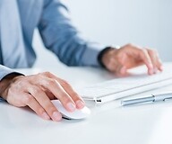 dłonie na klawiaturze