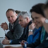 Prezes UKE z pracownikami przy stole konferencyjnym