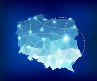 Zarys mapy Polski z narysowanymi światłowodami
