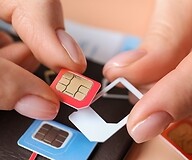 Karty SIM trzymane w palcach