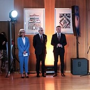 Cztery osoby stoją w sali konferencyjnej