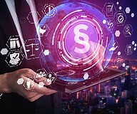 Dłonie, nad którymi wyświetlają się ikony zwia,żane z internetem i prawem, ...