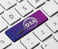 Klawiatura komputera ze znakiem DSA wpisanym w lupę