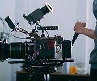 Operator stoi za kamerą filmową