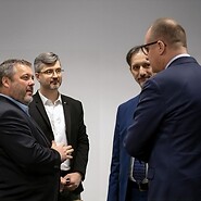 Czterech mężczyzn w garniturach w trakcie rozmowy