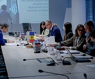 Grupa osób przy stole konferencyjnym