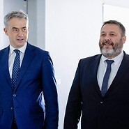 Dwóch mężczyzn w garniturach w przestrzeni biurowej