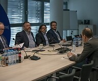 Grupa osób przy stole konferencyjnym