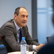 Mężczyzna za stołem konferencyjnym