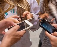 Telefony komórkowe w dłoniach młodych ludzi