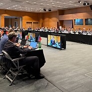 Osoby za stołem konferencyjnym