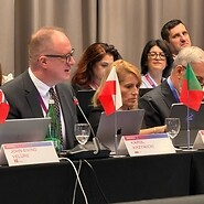 Osoby za stołem konferencyjnym