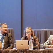 Grupa osób za stołem konferencyjnym