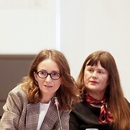 Dwie osoby za stołem konferencyjnym