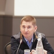 jedna osoba za stołem konferencyjnym