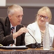 Dwie osoby za stołem konferencyjnym