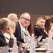 Grupa osób za stołem konferencyjnym