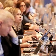 Grupa osób za stołem konferencyjnym