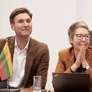 Dwie osoby za stołem konferencyjnym