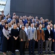Grupa osób w strojach biznesowych pozuje zdjecia
