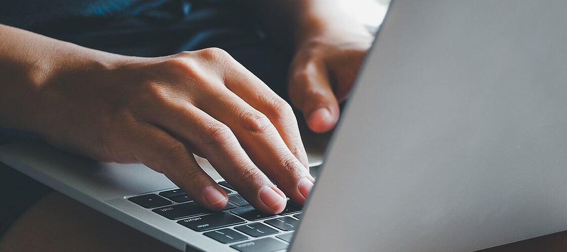 Dłonie na klawiaturze laptopa