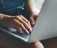Dłonie na klawiaturze laptopa