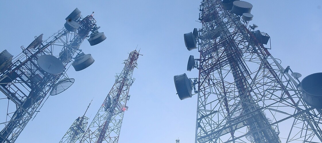 Maszty telekomunikacyjne na tle nieba
