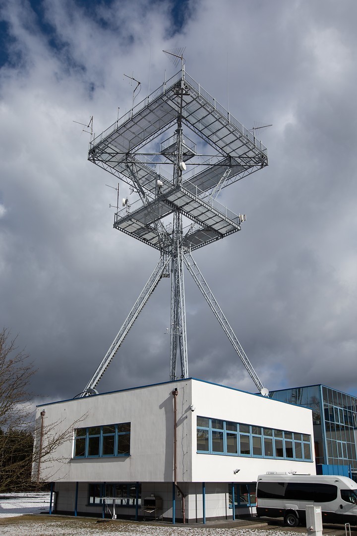 Wieża w Centralnej Stacji Kontroli Emisji Radiowych - niski budynek z wysokim masztem telekomunikacyjnym na dachu budynku