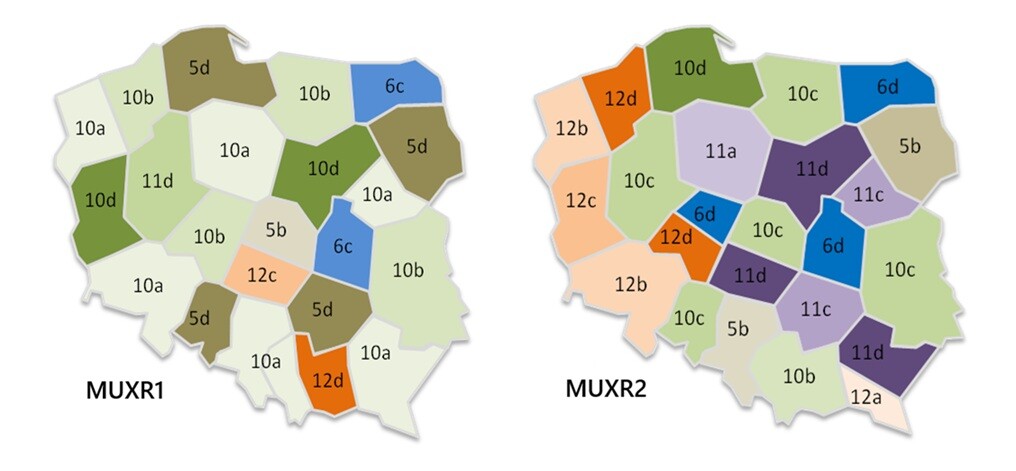 Grafika przedstawia dwie obok siebie zestawione mapy Polski z podziałem na regionalne obszary rezerwacji częstotliwości cyfrowego radia DAB+:  Lewa mapa (MUXR1): Pokazuje podział kraju na kilkanaście obszarów oznaczonych m.in. symbolami 5b, 5d, 6c, 10a, 10b, 10d, 11d, 12c, 12d, wyróżnionych różnymi kolorami (odcieniami zieleni, brązu, niebieskiego i pomarańczowego).  Prawa mapa (MUXR2): Przedstawia alternatywny podział częstotliwości dla MUXR2 z oznaczeniami kanałów m.in. 5b, 6d, 10b, 10c, 10d, 11a, 11c, 11d, 12a, 12b, 12c, 12d, również wyróżnionymi wieloma odcieniami fioletu, zieleni, niebieskiego i pomarańczowego.