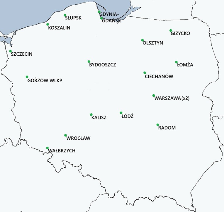 Mapa konturowa Polski na jasnoszarym tle z ciemniejszą linią brzegową i granicami lądowymi. Na mapie rozmieszczonych jest czternaście zielonych kropek, każda z podpisem nazwy miasta wielkimi literami. Lista oznaczonych miast to: Gdynia-Gdańsk (przy ujściu Wisły), Słupsk i Koszalin na wybrzeżu, Szczecin w zachodniej części, Bydgoszcz w centralno-północnej, Olsztyn i Giżycko na północnym wschodzie, Łomża, Ciechanów, Warszawa (z dopiskiem x2) w centralno-wschodniej, Gorzów Wlkp. na zachodzie, Kalisz i Łódź w centrum, Radom na południowy wschód od Warszawy oraz Wrocław i Wałbrzych na południowym zachodzie.