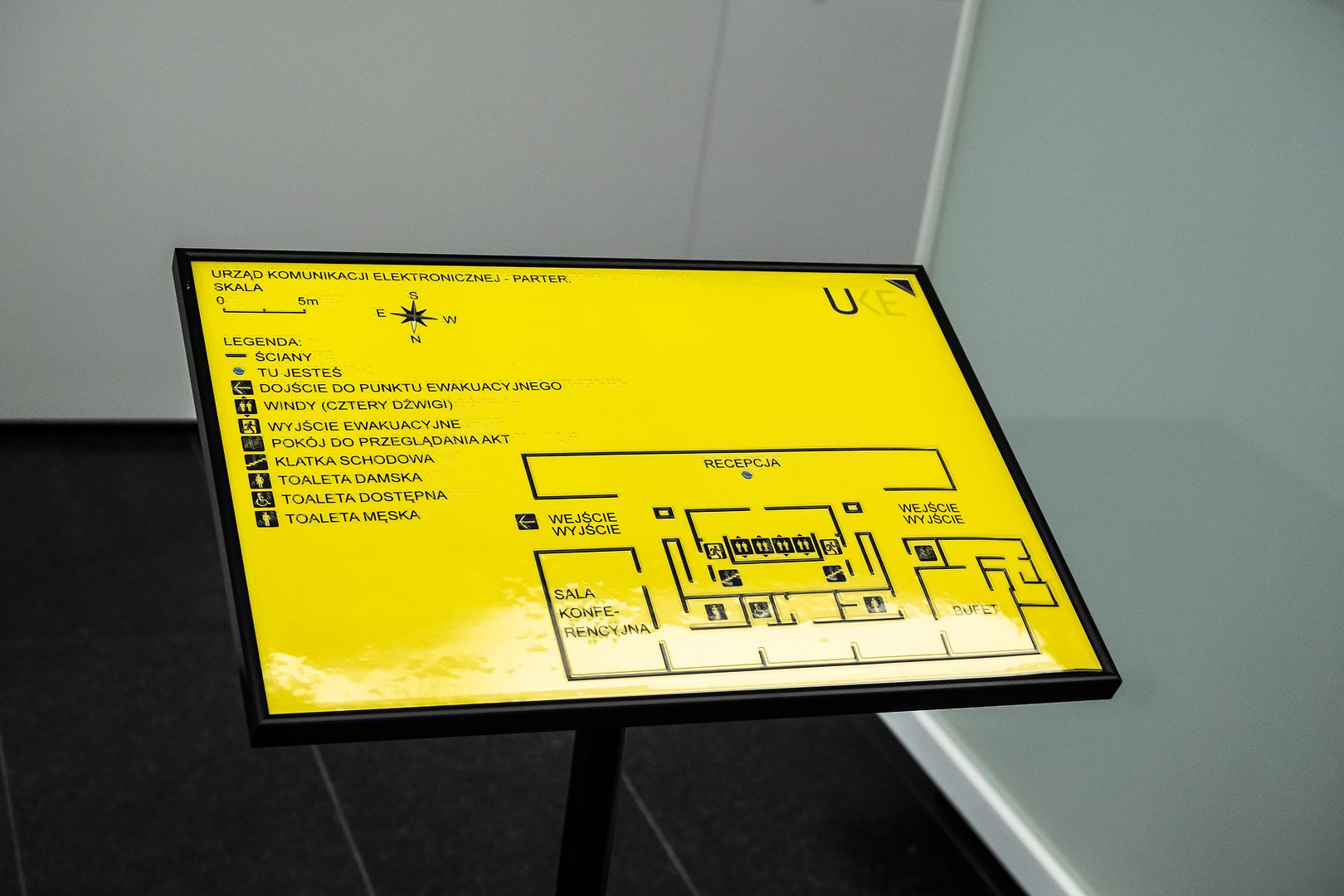 Mapa parteru centrali UKE przygotowana dla osób niewidomych